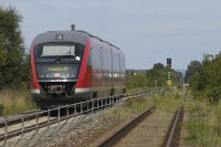 Zug von Thale neben Baugleis - 9,4/64,8 KB