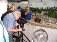 Kameramann der Aufnahmemannschaft der Fernsehsendung „Eisenbahnromantik“ bei Dreharbeiten an der Anlage des FKS 