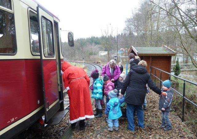 Am Haltepunkt Straßberg-Glasebach steigt die Reisegruppe der Kindertagesstääte in den Triebwagen. (1)