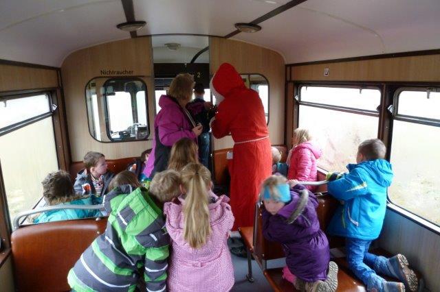 Der Nikolaus und seine Helfer vom FKS verteilen während der Fahrt Geschenke an die Kinder. (2)