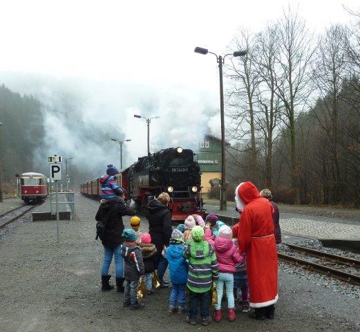 Die Gruppe erwartet die Ankunft des Dampfzuges aus Nordhausen.