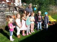 Kinder der Kinderetagesstätte „Selketalbahn“ Sreaßberg führen ein Programm mit Liedern und Gedichten auf. (2)