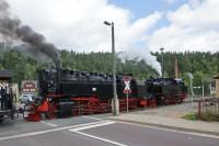 Damit Lok 99 6001 von den Mannschaften gezogen werden kann, kam Lok 99 7240 von Wernigerode. Zug N 8952 im Bf Silberhütte
