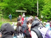 Eine Wandergruppe ist am Haltepunkt Märchenwald angekommen und wird vom Gestiefelten Kater begrüßt. (1)