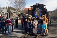 Osterhasen und Kinder beim Fototermin im Bahnhof Alexisbad (1)