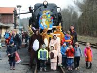 Osterhasen und Kinder beim Fototermin im Bahnhof Alexisbad (3)