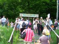 Am Haltepunkt "Mrchenwald" sammelt sich eine Wandergruppe.