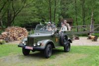 Mnnergruppe mit Jeep und Uniformen der Nationalen Volksarmee (NVA) der DDR im Waldhof Silberhtte