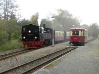 Zugkreuzung zwischen Zug 8952 mit Lok 99 5906 ind Zug 89401 (Tw 187 001) im Bf Straßberg