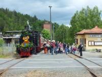 Der von Lok 99 6101 („Pfiffi“) gezogene Sonderzug aus Gernrode ist im Bahnhof Silberhütte angekommen.