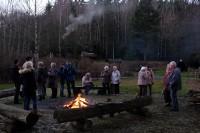 Veranstaltungsteilnehmer am Lagerfeuer im Waldhof Silberhütte