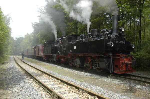 Loks 99&nbsp;5906 und 99&nbsp;6102 im Bf Sternhaus&nbsp;Ramberg