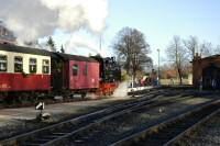 Lok 99 6102 mit Nikolauszug fährt zum gefüllten Bahnsteig