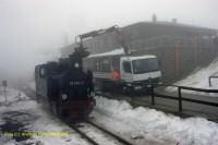 Lok 99 6102 wird im Bf Brocken nochmals bekohlt.