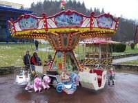 Das Kinderkarussell ist leer, da die Gste vor den Regenschauer am Ostersamstag in das Hotel "Harzquell" geflohen sind.