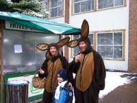 Die Osterhasen strken sich vor dem groen Tauziehen mit Mhren.