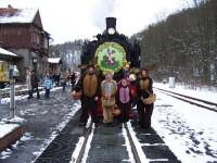 Osterhasen vor Lok "Fiffi" im Bf Alexisbad