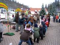 Tauziehen zwischen Osterhasen und Kindern an der Spiele-Strae