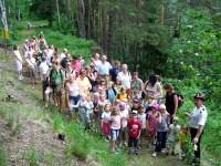 Die vom Vereinsvorsitzenden Heiko Fricke (rechts) gefhrte Wanderrung entlang der ehemaligen "Hochbahn" fhrt an manchen berraschungen am Wegrand vorbei.