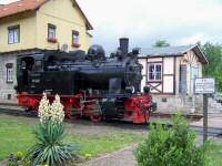 Lok 99 6101 (Pfiffi) steht fr Fhrerstandsmitfahrten im Bahnhof Gernrode bereit.