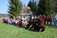 Kinder und Osterhasen beim Tauziehen