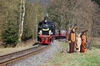 Zug und Osterhasen beim Fotohalt