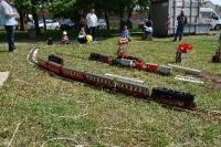 Personenzug mit einer "Neubaulok" auf dem großen Kreis der Gartenbahn