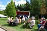 Bühne mit den Nachterstedter Blasmusikanten und Besucher des Waldhoffestes