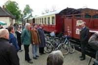 Matthias Wagener (Geschäftsführer der HSB, rechts), drei Bürgermeister (Mitte) und Publikum vor dem Fahrradwagen