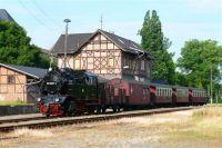 Zug N 8961 mit Lok 99 6001 nach Ankunft im Bahnhof Harzgerode (01.07. 2010); Hinter der Lok befindet sich der neue Fahrradwagen der HSB.