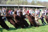 Tauziehen zwischen Kindern und Osterhasen (2)