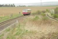 Triebwagen 187 012 beim Fotohalt vor dem Haltepunkt Bad Suderode; rechts das ehemalige Anschlussgleis zum Flugplatz