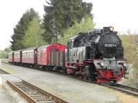 Zug 8964 mit Lok 99 6001 wartet auf Gleis 5 im Bahnhof Stiege auf Zug 8973.