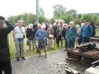 Reisegruppe auf dem Außengelände des Museums „Anhaltische Harzbahn“