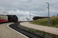 Lok 99 7232 steht mit dem Sonderzug nach Gernrode im Bahnhof Brocken während ein anderer Sonderzug mit „Drucklok“ 99 5902 abgefahren ist.