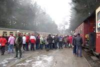 Andrang am als Küche hergerichteten Packwagen