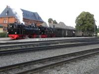 HSB-Sonderzuges Hasselfelde – Quedlinburg nach Ankunft im Bahnhof Gernrode mit Vorspannlok Lok Nr. 105 (Museumsbahn Blony – Champy / Schweiz) und Lok 99 5906 der HSB (11.08.2012)