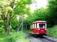 Triebwagen 187 001 beim Fotohalt kurz vor Mägdesprung, unterhalb der Ruine der Heinrichsburg (2)