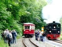 Parallelausfahrt des Sonderzug mit Triebwagen  187 001 und des Sonderzugs mit Lok 99 5906 aus dem Bahnhof Eisfelder Talmühle (2)