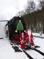 Vereinsfreund Yves Trolldenier und Sohn Pascal als Nikolaus vor dem Zug während des Wassernehmens im Bf Alexisbad