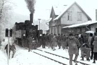 Der Sonderzug Stiege – Straßberg wurde von zahlreichem Publikum im Haltepunkt Güntersberge empfangen, wo die Ehrengäste ausstiegen. (3)