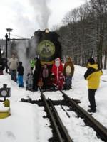 Osterhasen und Nikolaus vor dem Ostersonderzug im Bahnhof Alexisbad