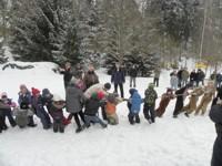 Kinder und Hasen beim Osterhasentauziehen 