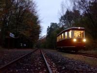 Triebwagen 187 001 wartet auf dem Nebengleis des Bahnhofs Sternhaus Ramberg auf die Begegnung mit Zug 8957. (2)