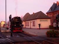 Lok 99 7237 steht abfahrbereit mit dem Sonderzug des FKS im Bahnhof Gernrode.