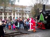 Nikolaus und Wichtel vor der Dampflok des Sonderzuges während des Wasserhalts im Bf Alexisbad (1)