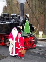 Nikolaus und Wichtel vor der Dampflok des Sonderzuges während des Wasserhalts im Bf Alexisbad (3)