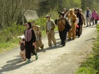 Die Mannschaft der Hasen kommt mit dem Seil, um beim großen Osterhasentauziehen gegen die Kinder anzutreten.
