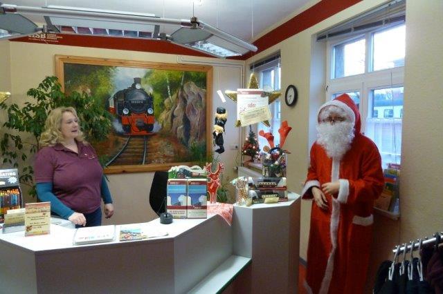 Nikolaus im Dampfladen Nr. 1 der HSB im Bahnhof Gernrode (1)