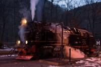 Lok 99 7243 beim Wassernehmen am Abend im Bf Eisfelder Talmühle